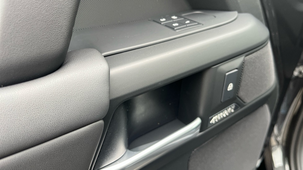 Land Rover Defender 3.0 D350 X-Dynamic HSE 110 5dr Auto Diesel Estate - Image 34