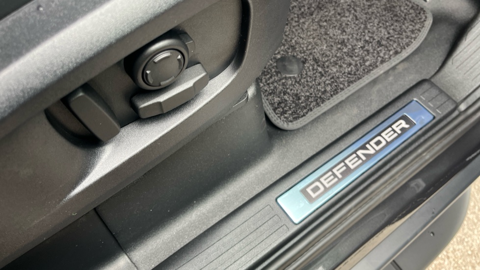 Land Rover Defender 3.0 D350 X-Dynamic HSE 110 5dr Auto Diesel Estate - Image 35