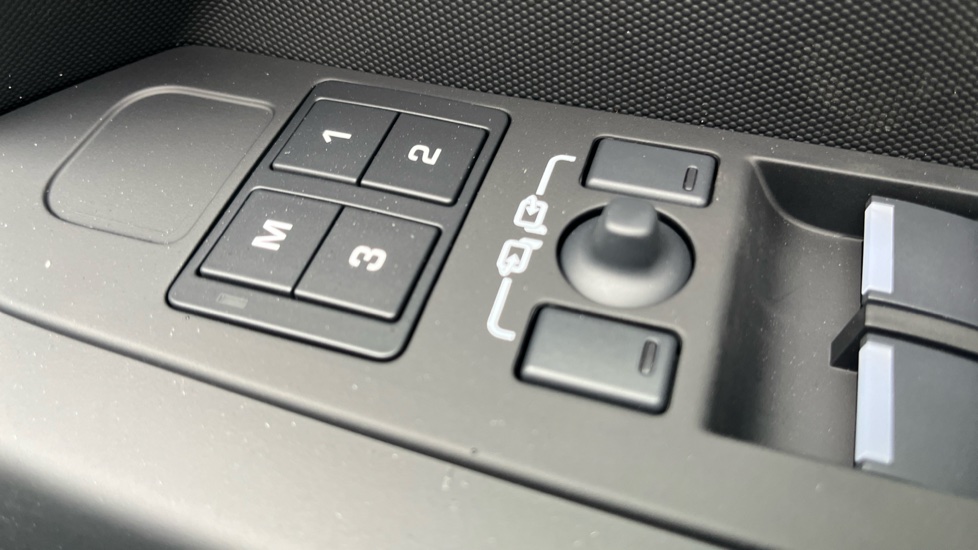 Land Rover Defender 3.0 D350 X-Dynamic HSE 110 5dr Auto Diesel Estate - Image 37