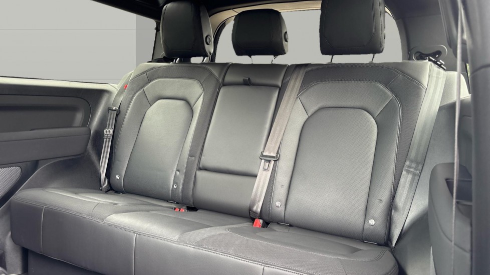 Land Rover Defender 3.0 D250 X-Dynamic SE 90 3dr Auto Diesel Estate - Image 4