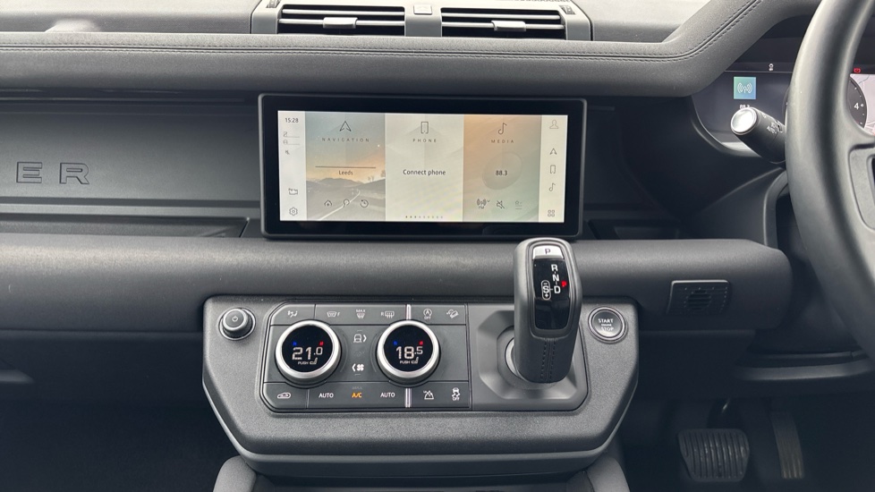 Land Rover Defender 3.0 D250 X-Dynamic SE 90 3dr Auto Diesel Estate - Image 14