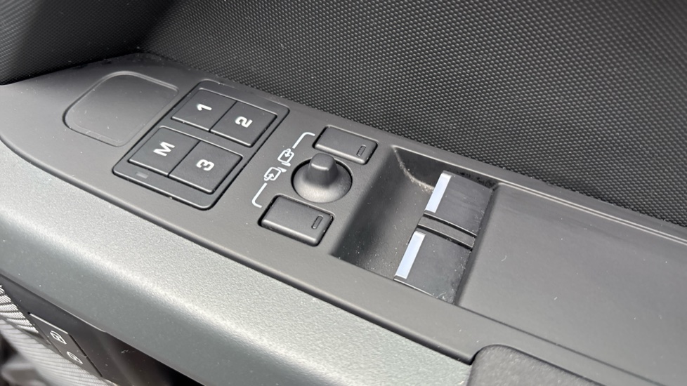Land Rover Defender 3.0 D250 X-Dynamic SE 90 3dr Auto Diesel Estate - Image 27