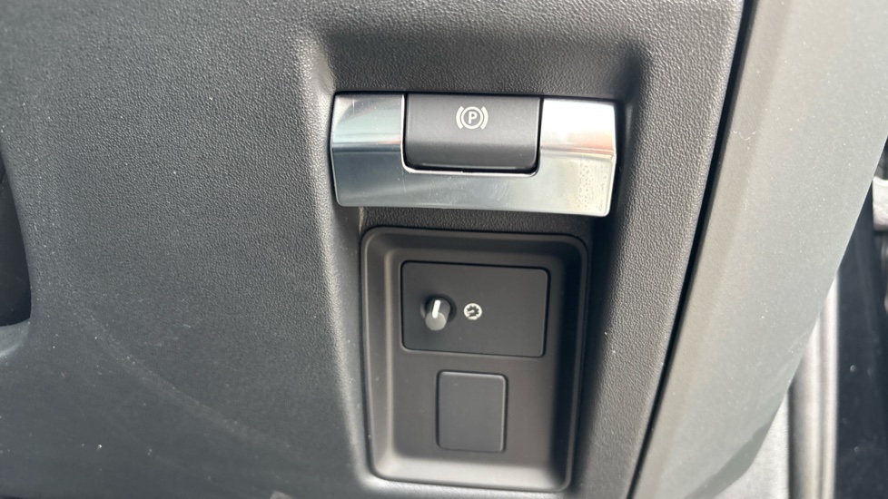 Land Rover Defender 3.0 D250 X-Dynamic SE 90 3dr Auto Diesel Estate - Image 30