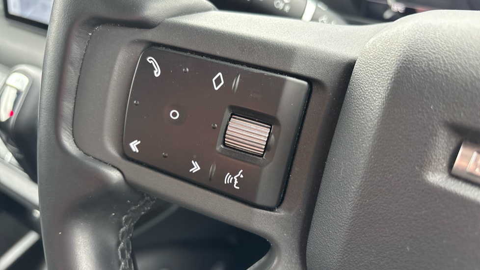 Land Rover Defender 3.0 D250 X-Dynamic SE 90 3dr Auto Diesel Estate - Image 31