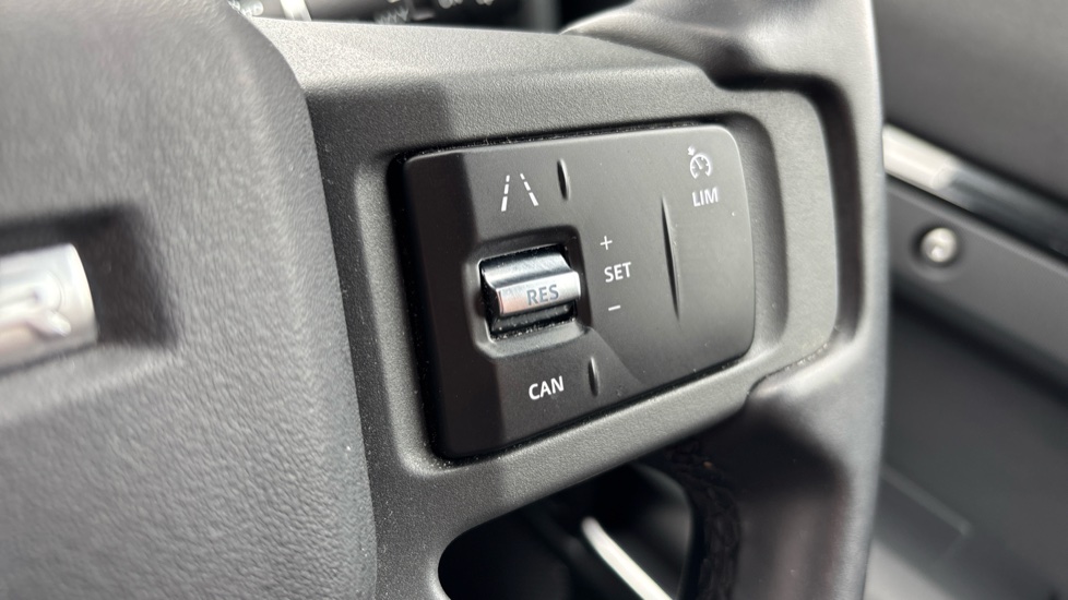 Land Rover Defender 3.0 D250 X-Dynamic SE 90 3dr Auto Diesel Estate - Image 32