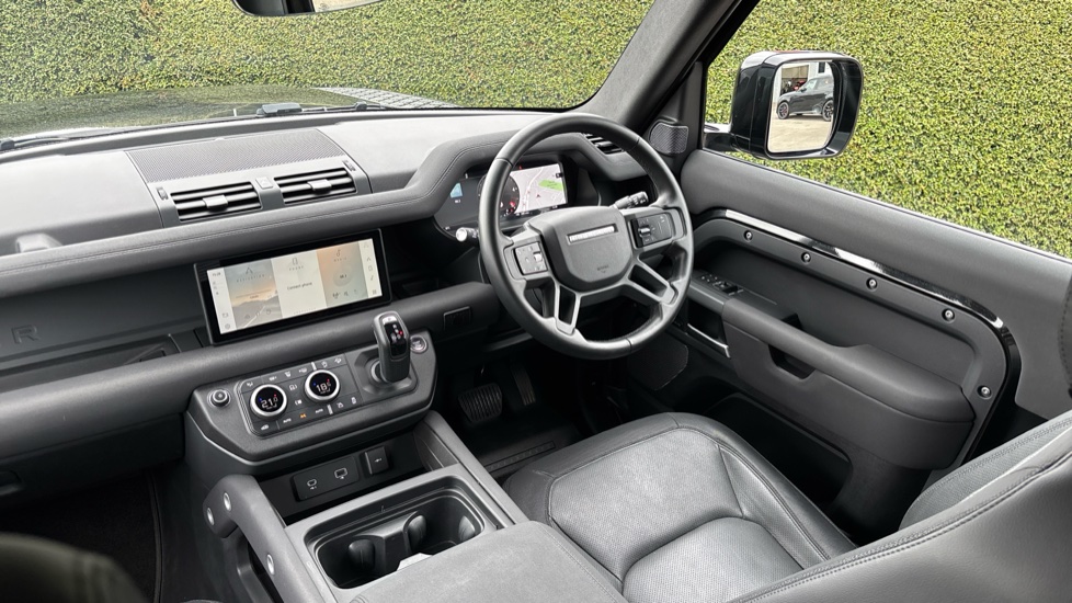 Land Rover Defender 3.0 D250 X-Dynamic SE 90 3dr Auto Diesel Estate - Image 34