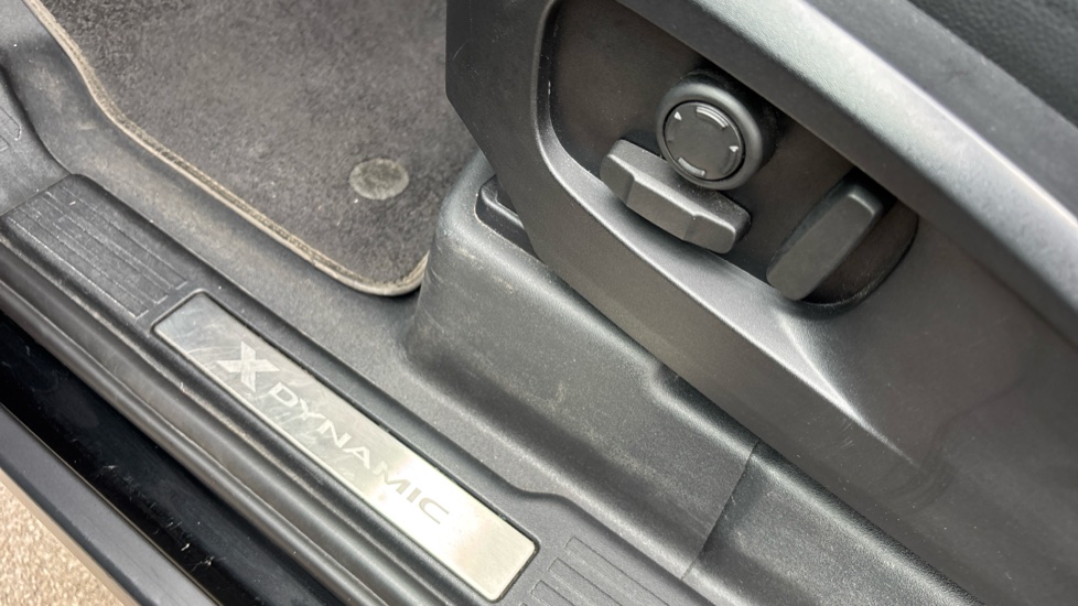 Land Rover Defender 3.0 D250 X-Dynamic SE 90 3dr Auto Diesel Estate - Image 43