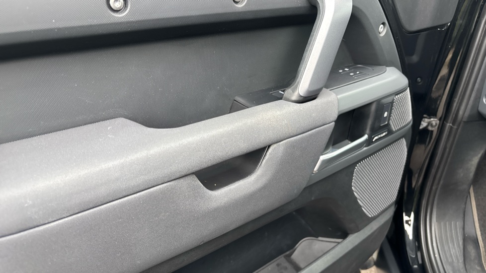 Land Rover Defender 3.0 D250 X-Dynamic SE 90 3dr Auto Diesel Estate - Image 44