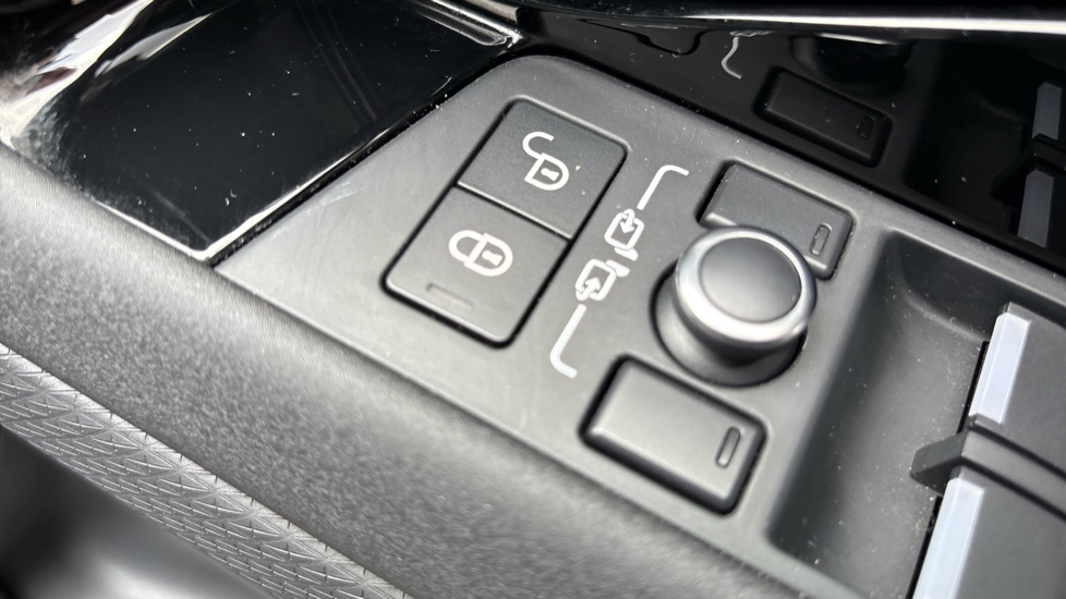 Land Rover Range Rover Evoque 2.0 P200 S 5dr Auto Petrol Hatchback - Image 23