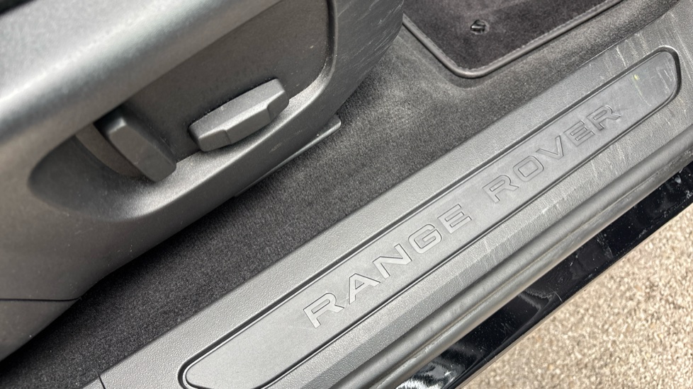 Land Rover Range Rover Evoque 2.0 P200 S 5dr Auto Petrol Hatchback - Image 25