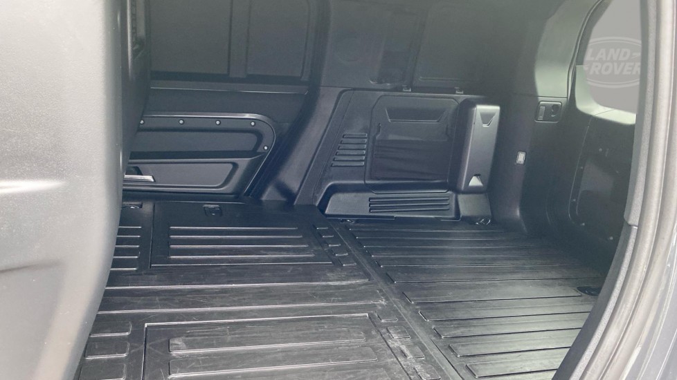 Land Rover Defender 110 Diesel 3.0 D250 Hard Top HSE Auto - Image 4