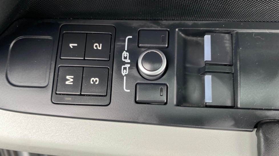Land Rover Defender 110 Diesel 3.0 D250 Hard Top HSE Auto - Image 25