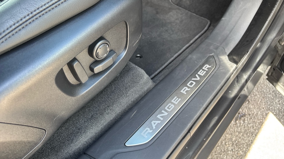 Land Rover Range Rover Velar 2.0 D200 MHEV Dynamic SE 5dr Auto Diesel Estate - Image 31