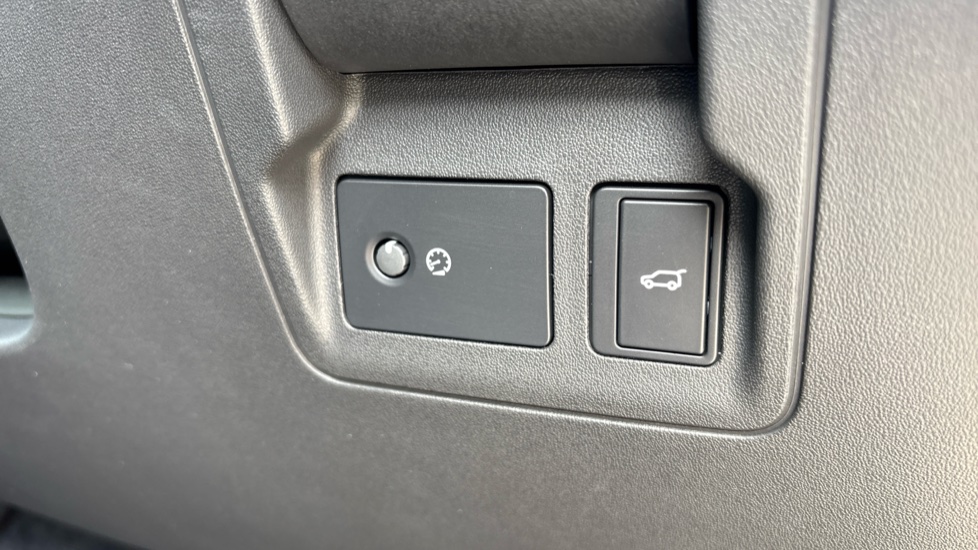 Land Rover Range Rover Velar 2.0 D200 MHEV Dynamic SE 5dr Auto Diesel Estate - Image 32