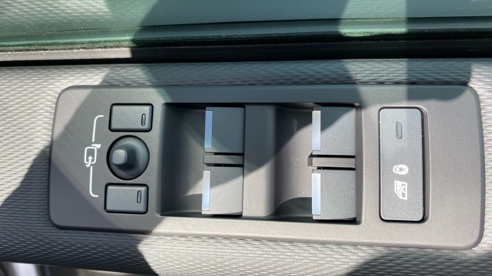 Land Rover Discovery 3.0 D350 Dynamic HSE 5dr Auto Diesel Station Wagon - Image 24