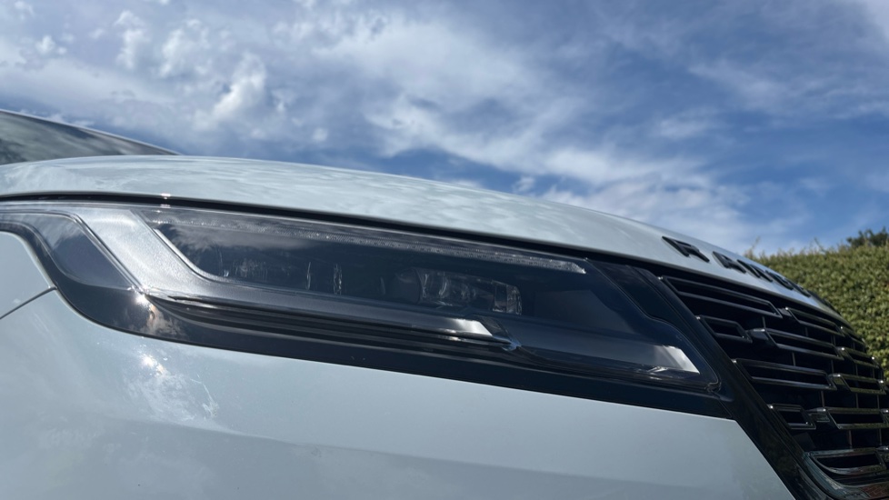 Land Rover Range Rover Velar 2.0 D200 MHEV Dynamic SE 5dr Auto Diesel Estate - Image 17
