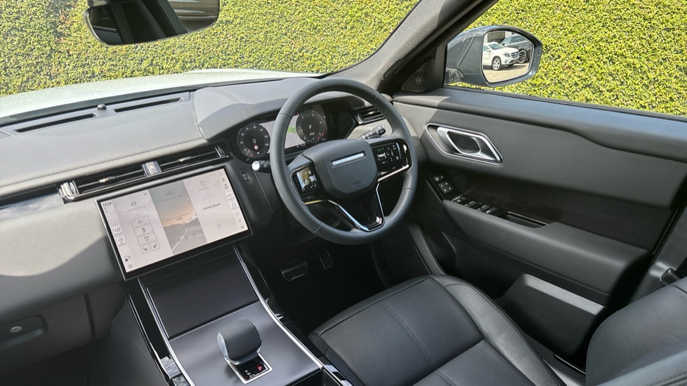 Land Rover Range Rover Velar 2.0 D200 MHEV Dynamic SE 5dr Auto Diesel Estate - Image 24