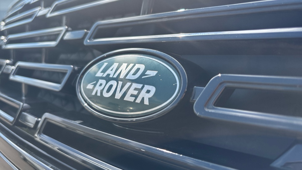 Land Rover Range Rover Velar 2.0 D200 MHEV Dynamic SE 5dr Auto Diesel Estate - Image 33