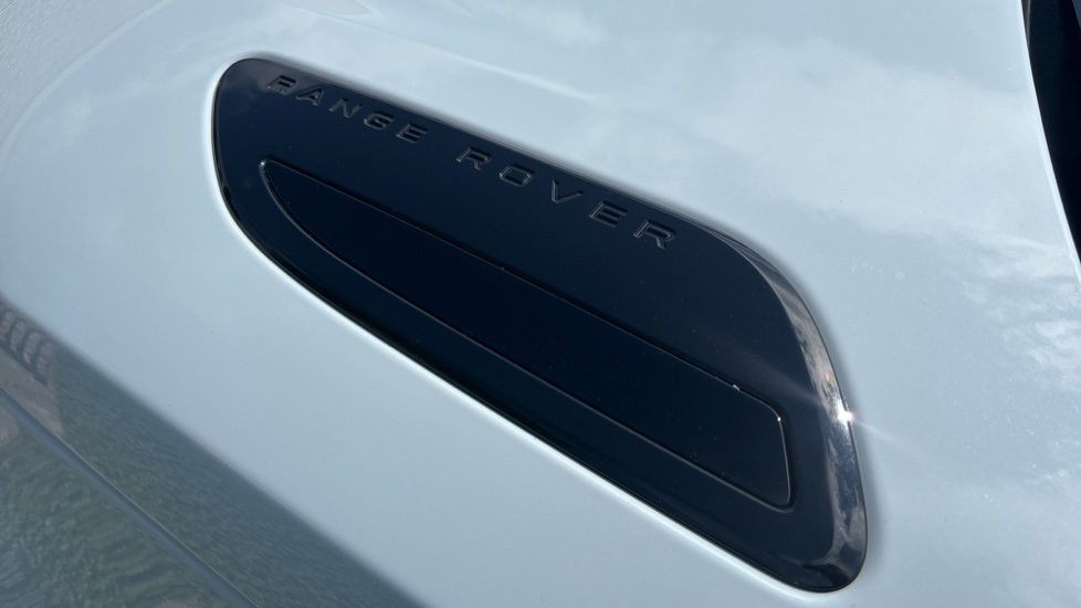 Land Rover Range Rover Velar 2.0 D200 MHEV Dynamic SE 5dr Auto Diesel Estate - Image 35