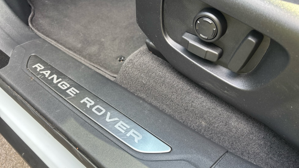 Land Rover Range Rover Velar 2.0 D200 MHEV Dynamic SE 5dr Auto Diesel Estate - Image 36