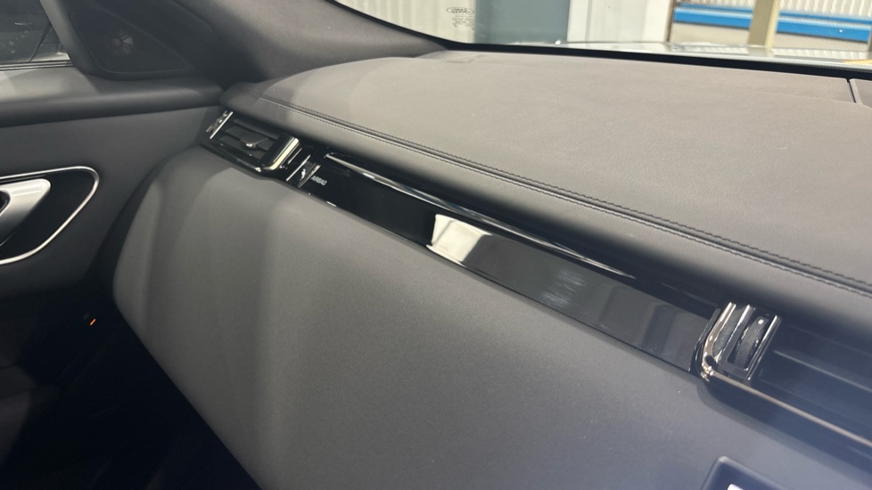 Land Rover Range Rover Velar 2.0 D200 MHEV Dynamic SE 5dr Auto Diesel Estate - Image 39