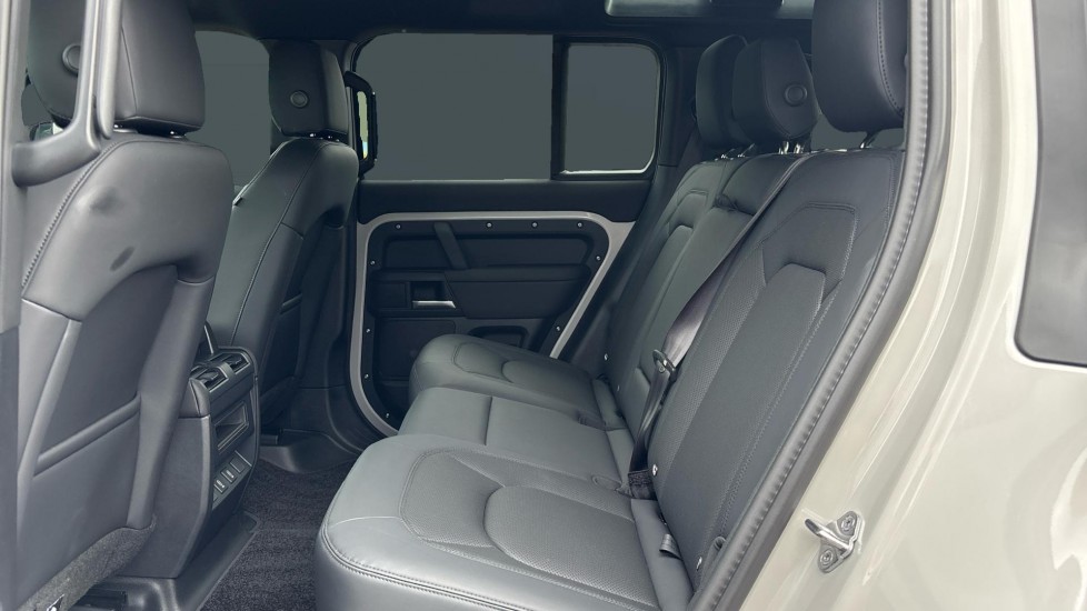 Land Rover Defender 3.0 D350 X-Dynamic SE 110 5dr Auto Diesel Estate - Image 4
