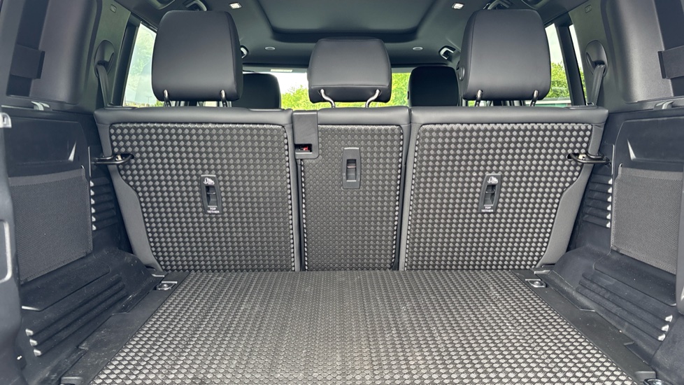 Land Rover Defender 3.0 D350 X-Dynamic SE 110 5dr Auto Diesel Estate - Image 10
