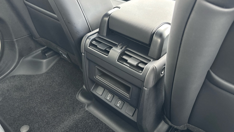 Land Rover Defender 3.0 D350 X-Dynamic SE 110 5dr Auto Diesel Estate - Image 18