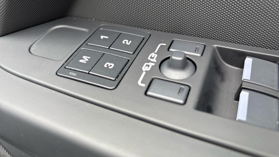 Land Rover Defender 3.0 D350 X-Dynamic SE 110 5dr Auto Diesel Estate - Image 28
