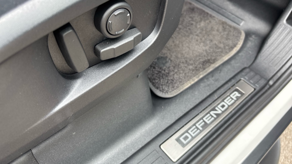 Land Rover Defender 3.0 D350 X-Dynamic SE 110 5dr Auto Diesel Estate - Image 30