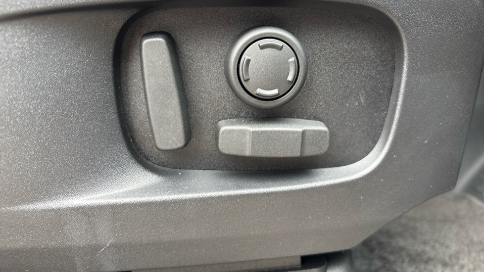 Land Rover Defender 3.0 D350 X-Dynamic SE 110 5dr Auto Diesel Estate - Image 31