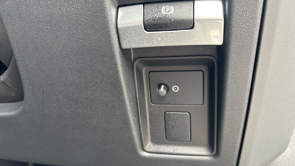 Land Rover Defender 3.0 D350 X-Dynamic SE 110 5dr Auto Diesel Estate - Image 32