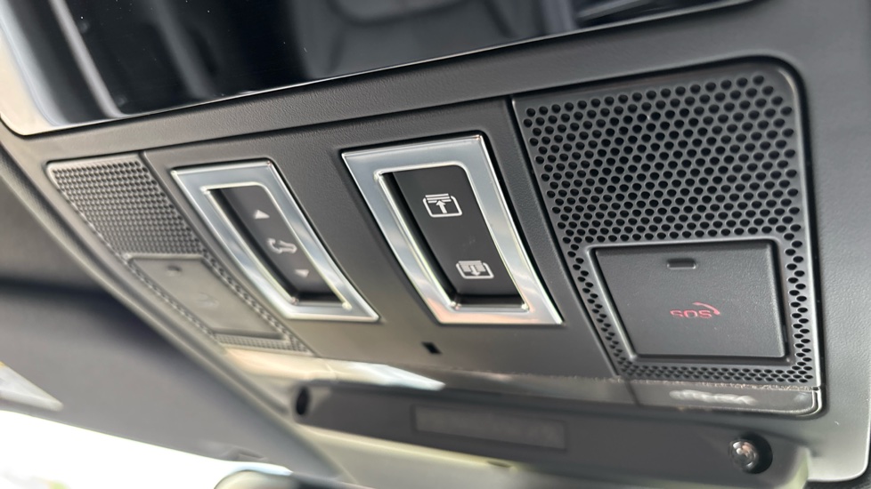 Land Rover Defender 3.0 D350 X-Dynamic SE 110 5dr Auto Diesel Estate - Image 33