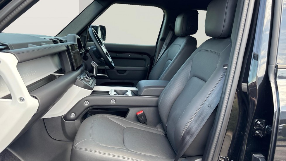 Land Rover Defender 3.0 D250 X-Dynamic HSE 110 5dr Auto Diesel Estate - Image 3