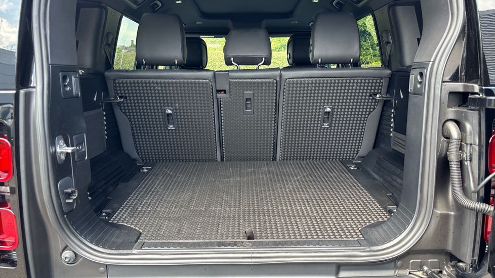 Land Rover Defender 3.0 D250 X-Dynamic HSE 110 5dr Auto Diesel Estate - Image 10