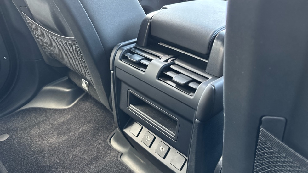Land Rover Defender 3.0 D250 X-Dynamic HSE 110 5dr Auto Diesel Estate - Image 18