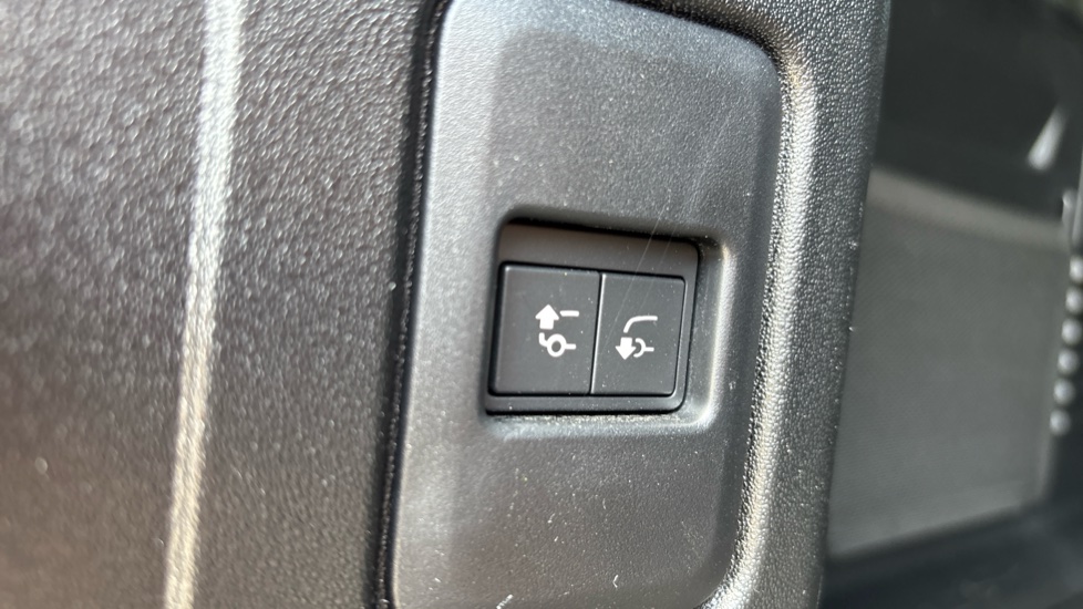 Land Rover Defender 3.0 D250 X-Dynamic HSE 110 5dr Auto Diesel Estate - Image 25