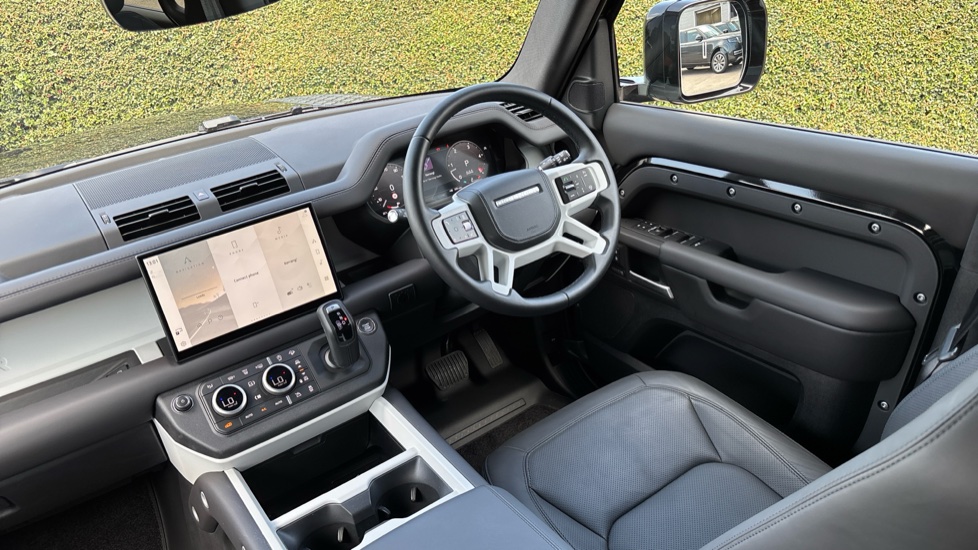 Land Rover Defender 3.0 D250 X-Dynamic HSE 110 5dr Auto Diesel Estate - Image 27