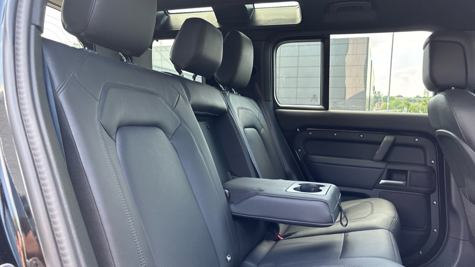Land Rover Defender 3.0 D250 X-Dynamic HSE 110 5dr Auto Diesel Estate - Image 30