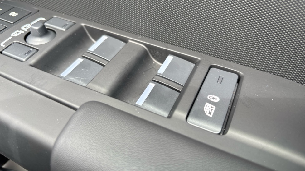 Land Rover Defender 3.0 D250 X-Dynamic HSE 110 5dr Auto Diesel Estate - Image 33