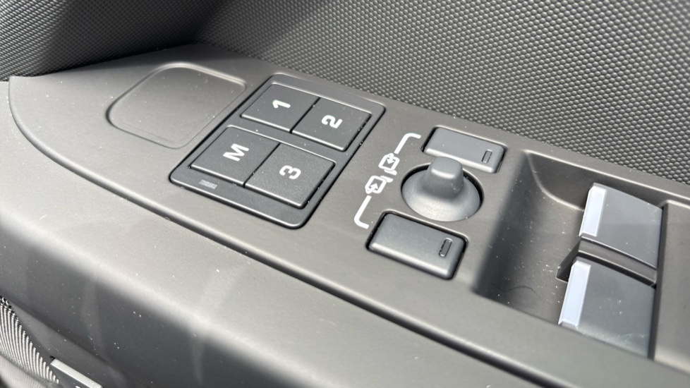 Land Rover Defender 3.0 D250 X-Dynamic HSE 110 5dr Auto Diesel Estate - Image 34