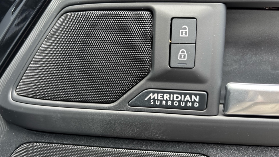 Land Rover Defender 3.0 D250 X-Dynamic HSE 110 5dr Auto Diesel Estate - Image 35