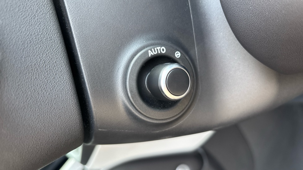 Land Rover Defender 3.0 D250 X-Dynamic HSE 110 5dr Auto Diesel Estate - Image 37