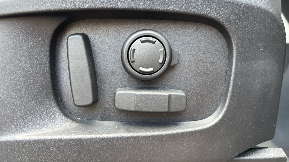 Land Rover Defender 3.0 D250 X-Dynamic HSE 110 5dr Auto Diesel Estate - Image 38