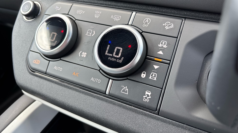 Land Rover Defender 3.0 D250 X-Dynamic HSE 110 5dr Auto Diesel Estate - Image 42