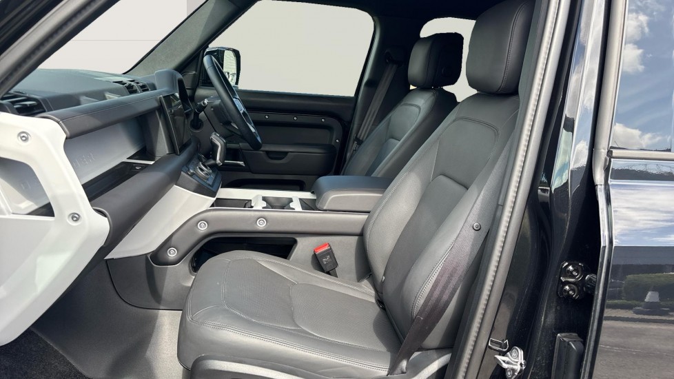 Land Rover Defender 3.0 D250 X-Dynamic HSE 110 5dr Auto Diesel Estate - Image 3
