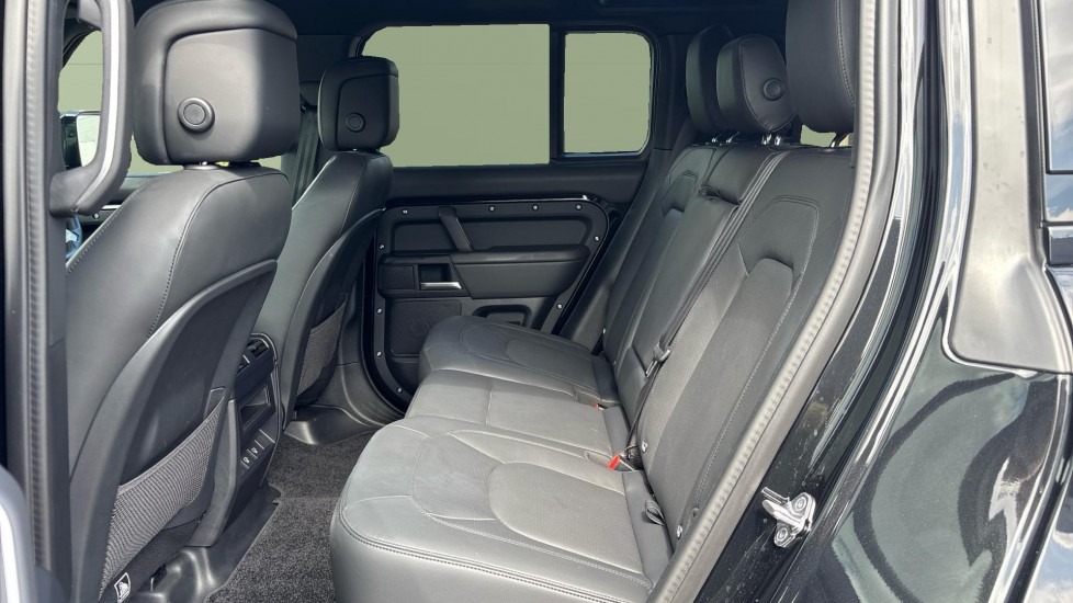 Land Rover Defender 3.0 D250 X-Dynamic HSE 110 5dr Auto Diesel Estate - Image 4