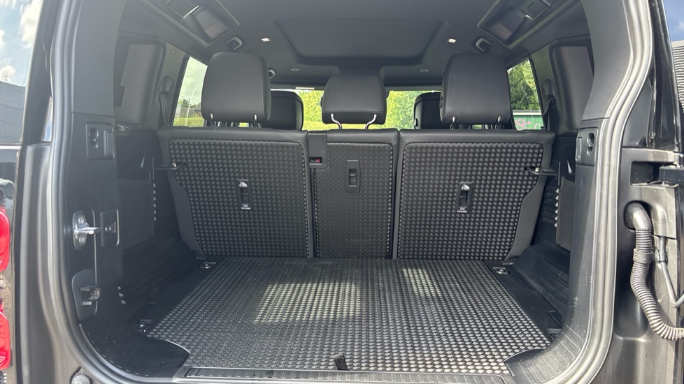 Land Rover Defender 3.0 D250 X-Dynamic HSE 110 5dr Auto Diesel Estate - Image 10