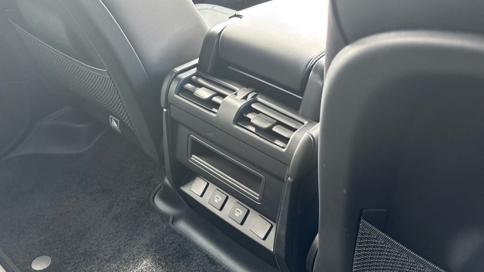 Land Rover Defender 3.0 D250 X-Dynamic HSE 110 5dr Auto Diesel Estate - Image 18