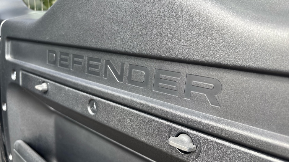 Land Rover Defender 3.0 D250 X-Dynamic HSE 110 5dr Auto Diesel Estate - Image 26